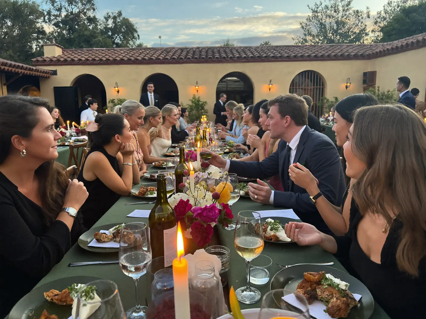 La cena a la luz de las velas en el patio
