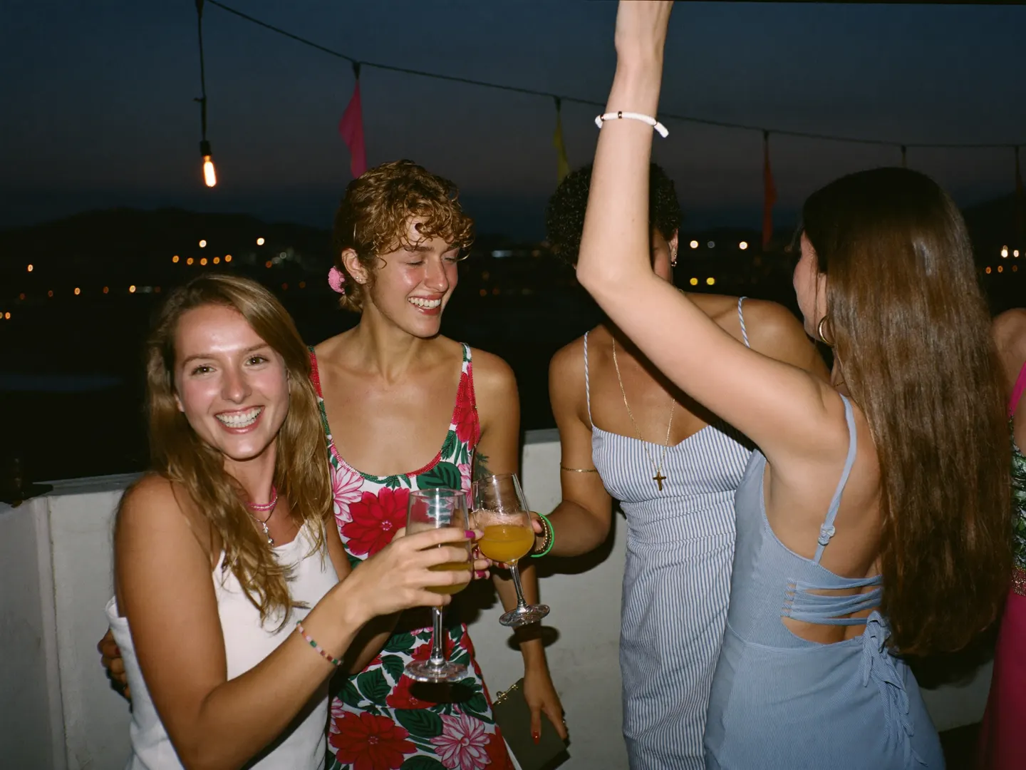 Fiesta de verano en una azotea con la ciudad detrás
